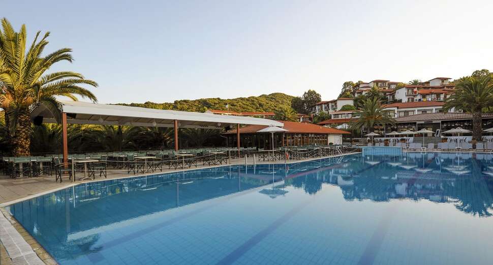 Een foto van het zwembad bij Aristoteles Holiday Resort & Spa