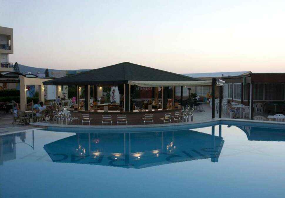 Een foto van het zwembad bij Hotel Astir Beach