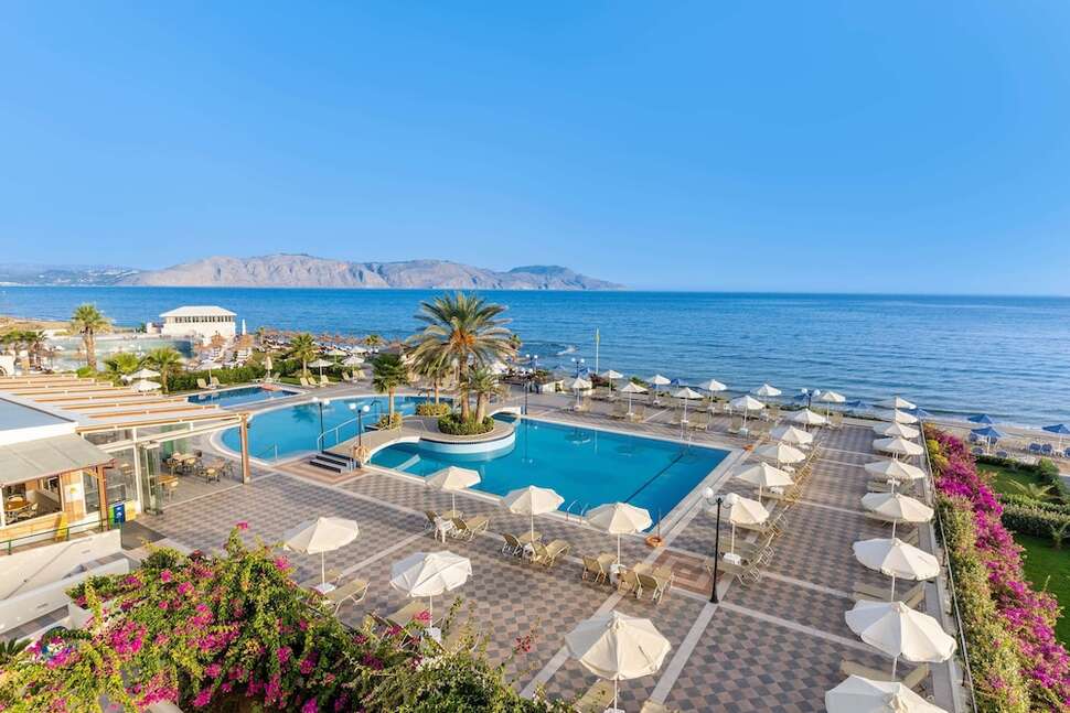 Ein Foto vom Pool im Hydramis Palace Beach Resort