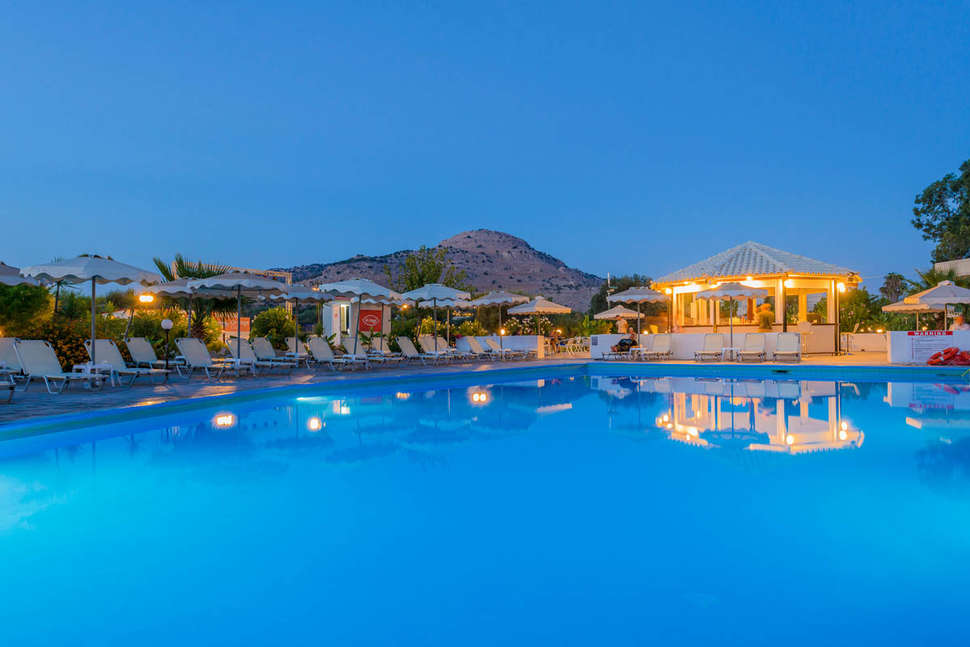 Een foto van het zwembad bij Olive Garden Hotel
