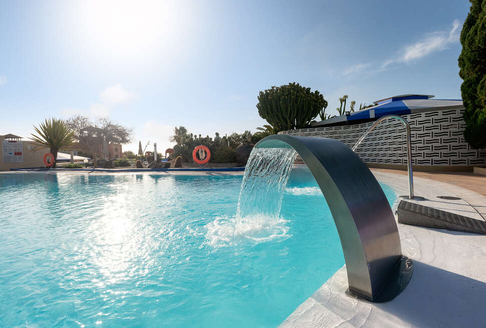 Ein Foto vom Pool im Hotel Livvo Risco del Gato Suites