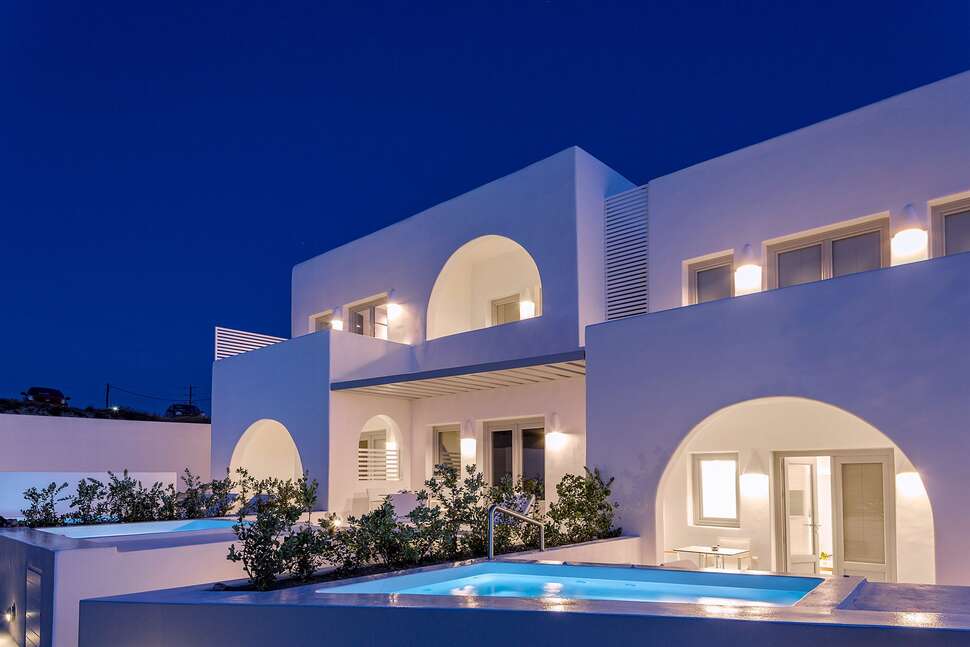 Een foto van de buitenkant van Alti Santorini Suites
