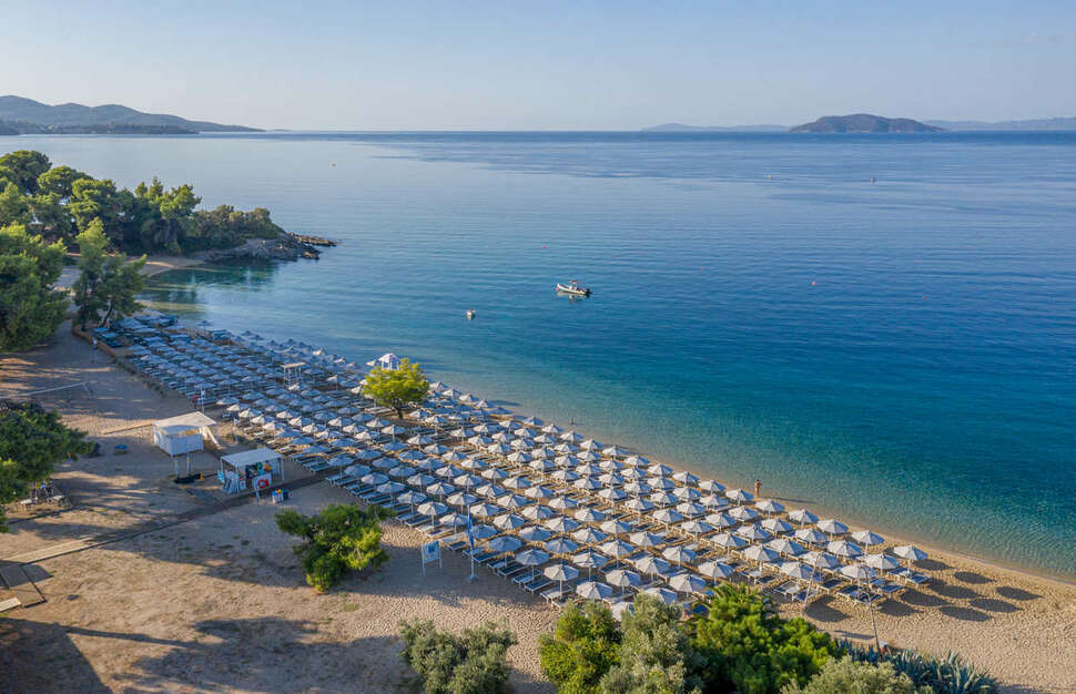 Een foto van het strand bij Lagomandra Beach Hotel & Suites