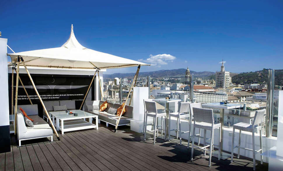 Een foto van het terras bij Soho Bahia Malaga Hotel