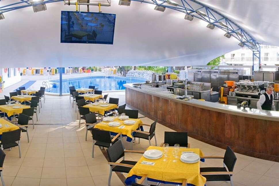 Een foto van het zwembad bij Hotel Alhambra