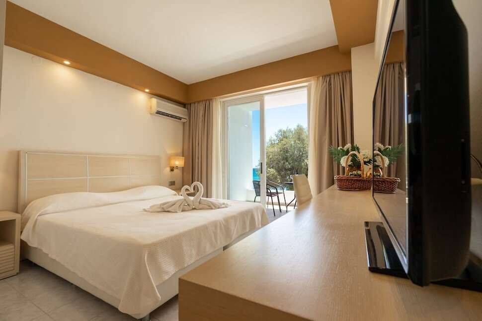 Een foto van Kamari Plus Hotel