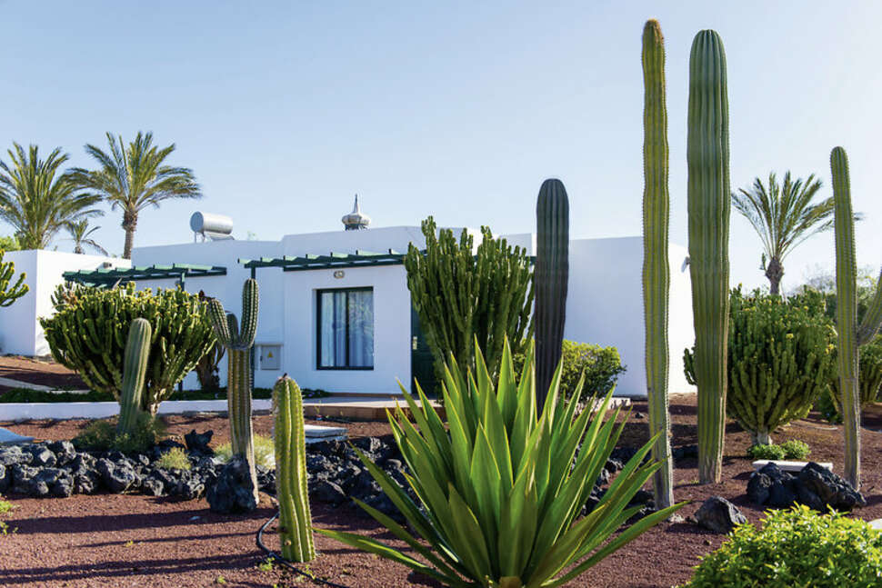 Een foto van de buitenkant van Club Playa Blanca Hotel