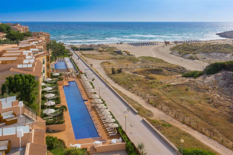 Een foto van het zwembad bij Hotel Zafiro Cala Mesquida