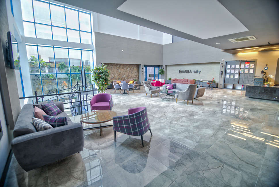 Een foto van het interieur van Ramira City Hotel