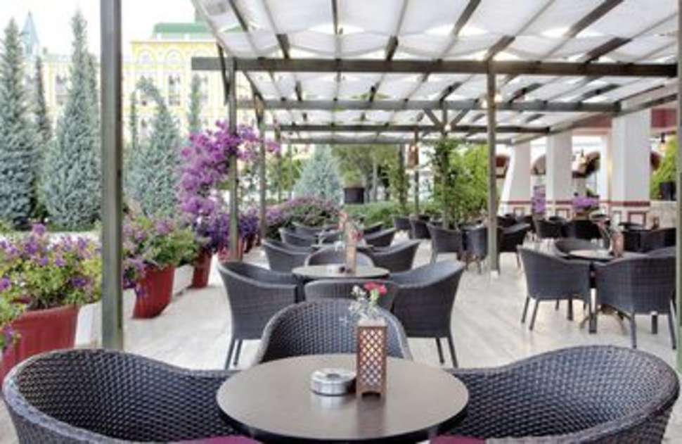 Een foto van het terras bij Asteria Kremlin Palace Hotel