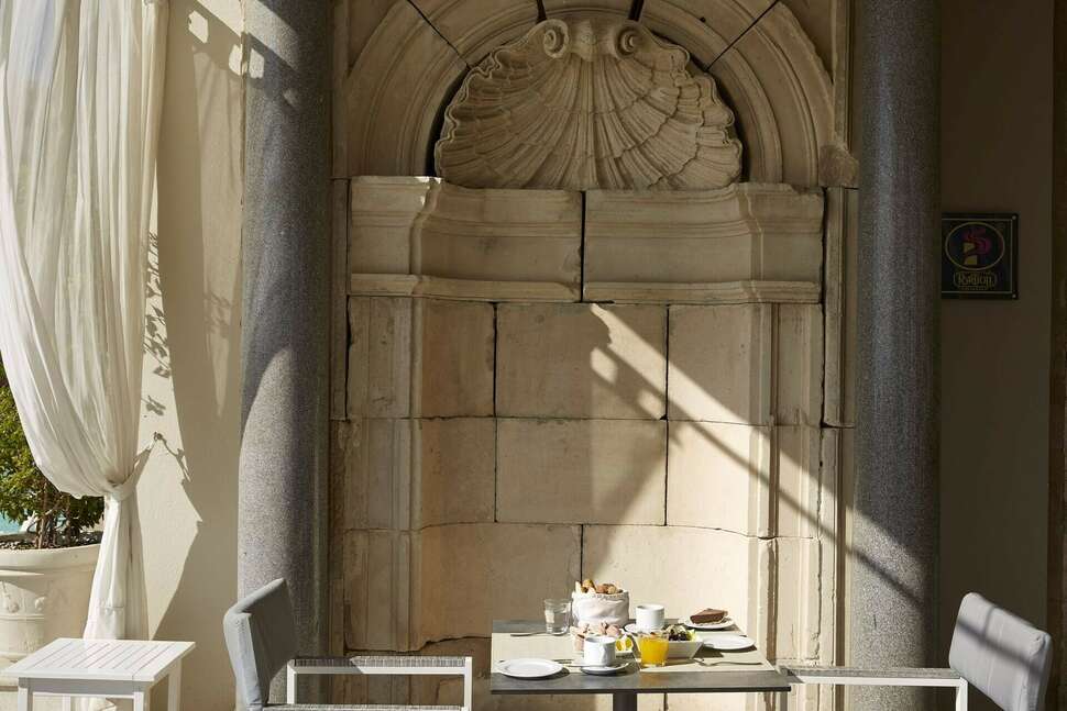 Een foto van het terras bij Mon Repos Palace Hotel