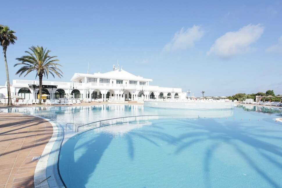 Een foto van het strand bij Grupotel Mar de Menorca
