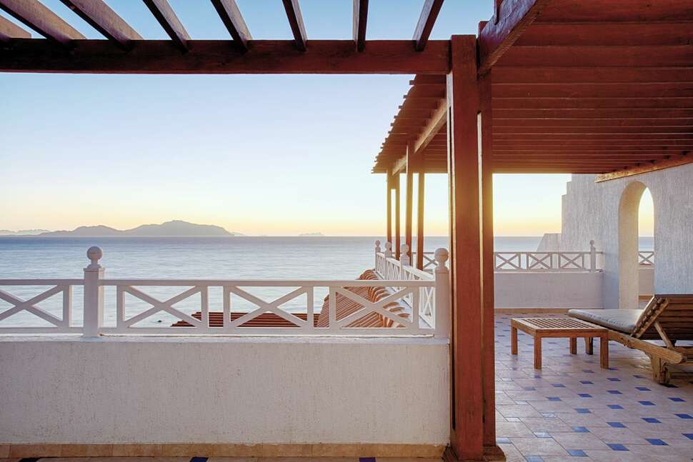 Een foto van het terras bij Sheraton Sharm Resort Villas & Spa