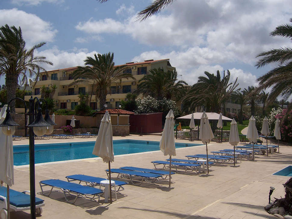 Een foto van het zwembad bij Vrachia Beach Hotel & Suites
