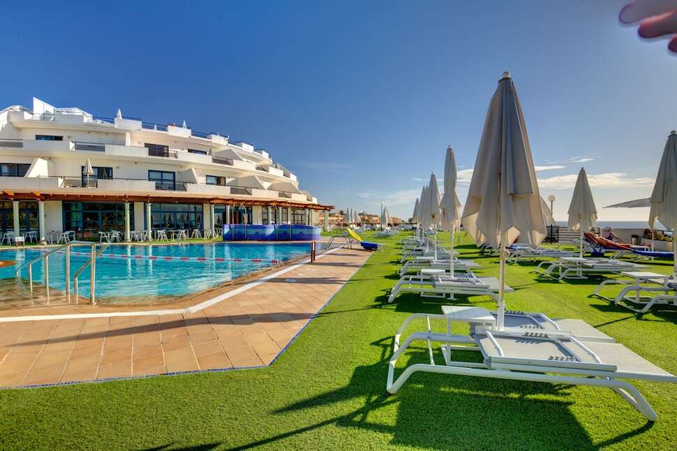 Een foto van het zwembad bij SBH Crystal Beach Hotel & Suites