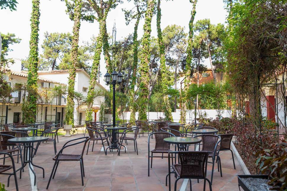 Een foto van het terras bij Roc Marbella Park Hotel