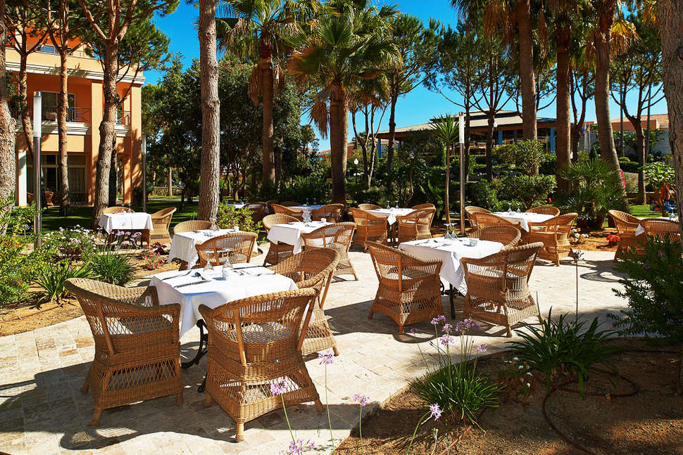 Een foto van het terras bij Hipotels Barrosa Garden