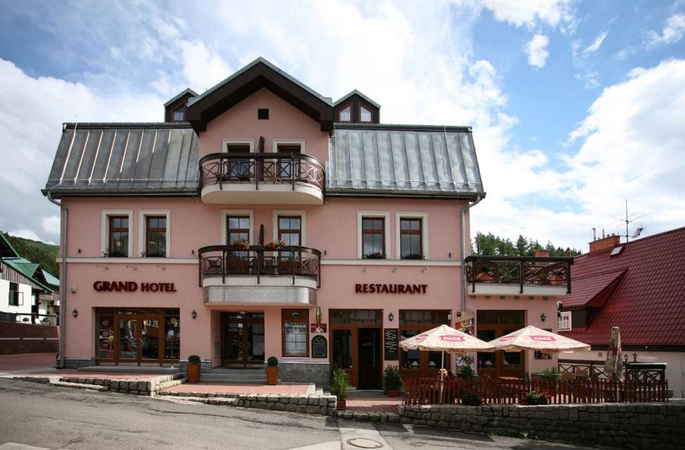 Een foto van de buitenkant van Hotel Grand