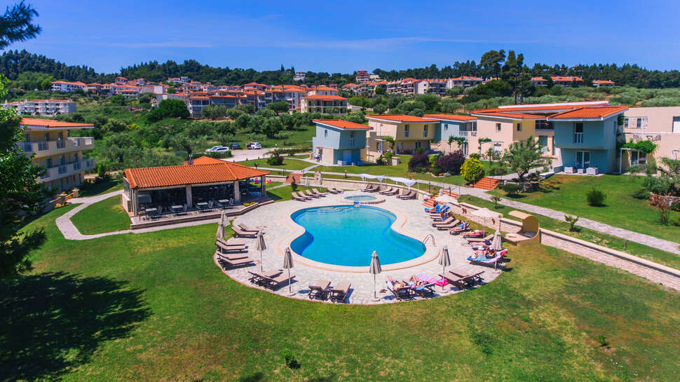Een foto van het zwembad bij Alkion Resort