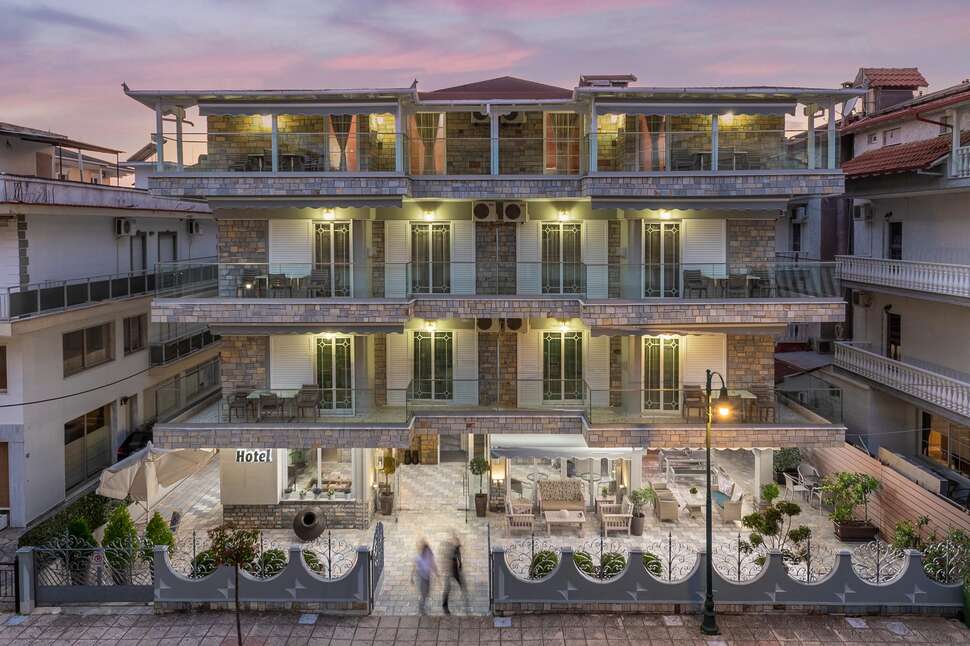 Een foto van de buitenkant van Ouzas Luxury Hotel