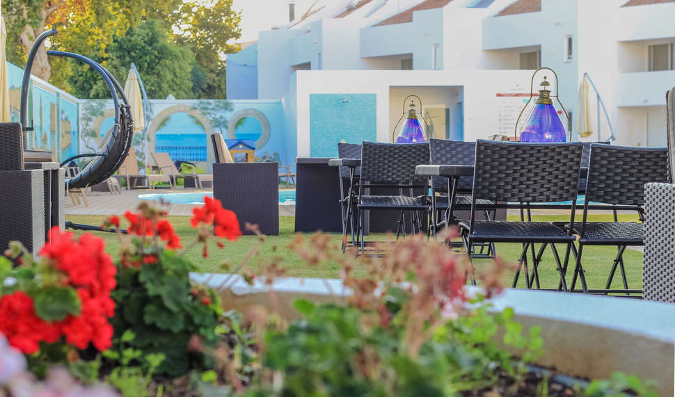 Een foto van het terras bij Hotel Lagoa