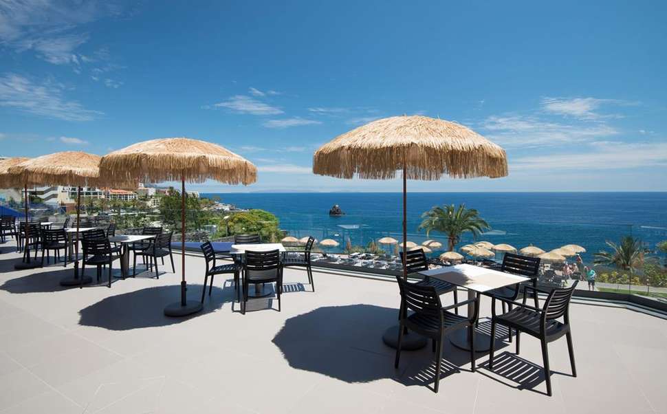 Een foto van het terras bij Hotel Baia Azul