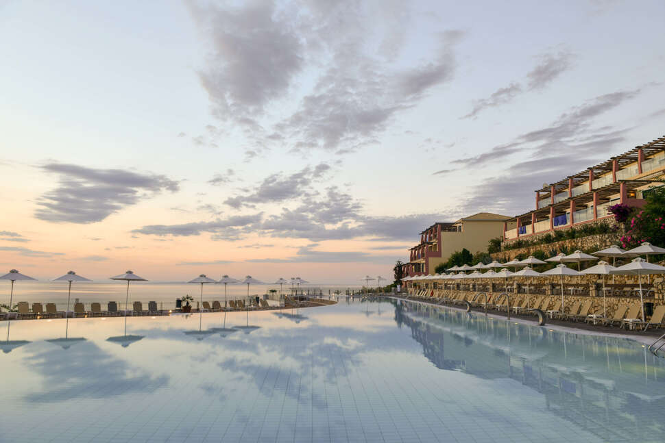Een foto van het zwembad bij Apostolata Island Resort & Spa