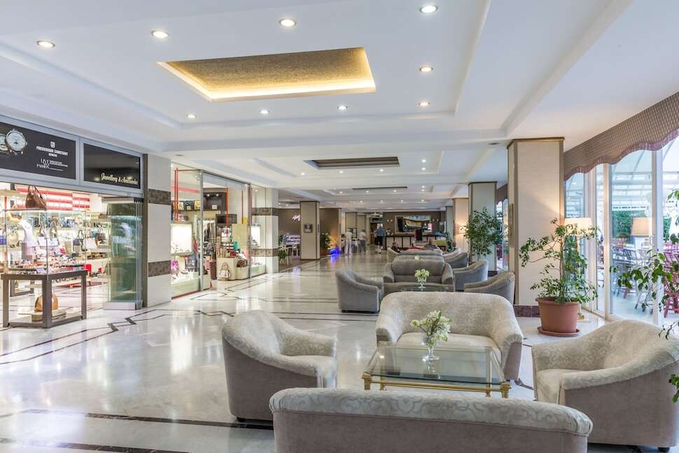Een foto van het interieur van L'Etoile Hotel