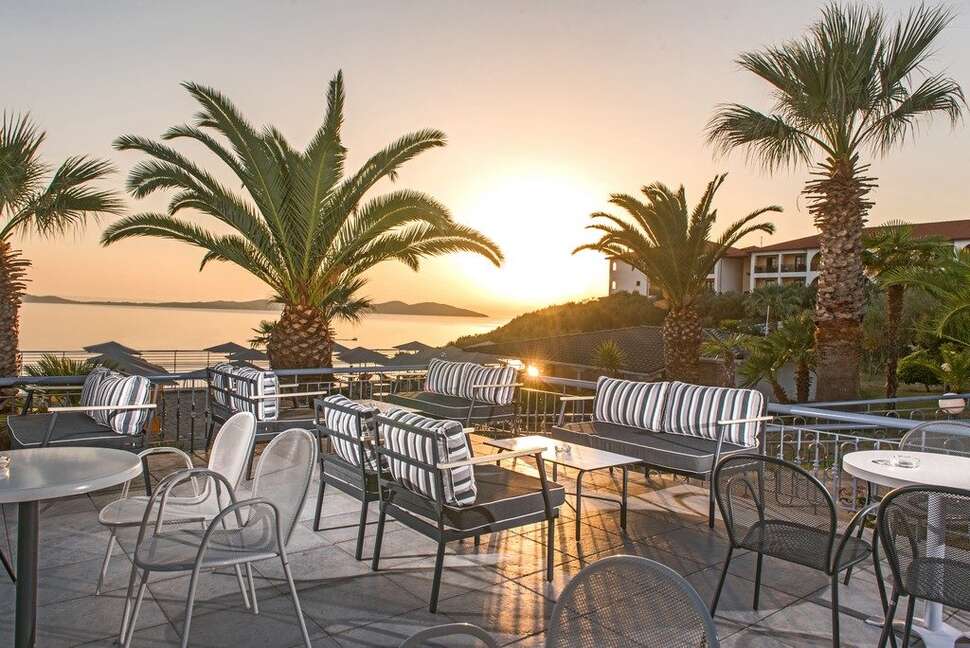 Een foto van het terras bij Akrathos Beach Hotel