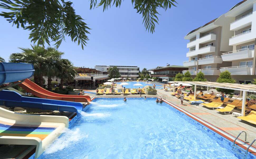 Ein Foto vom Pool im Club Mermaid Village