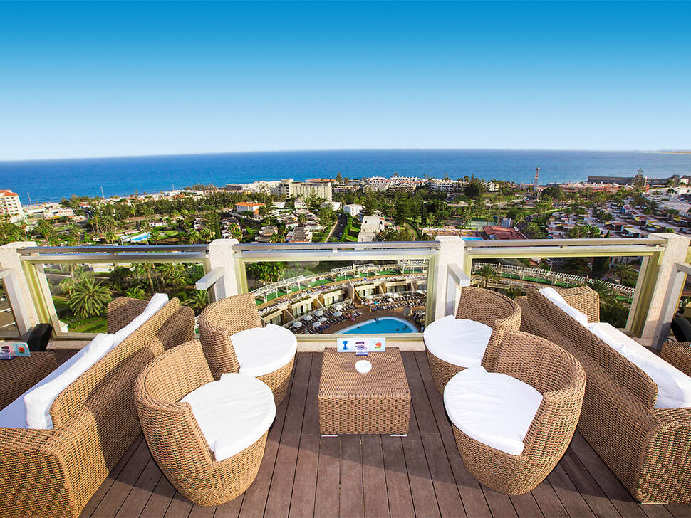 Een foto van het terras bij Gloria Palace San Agustin Thalasso