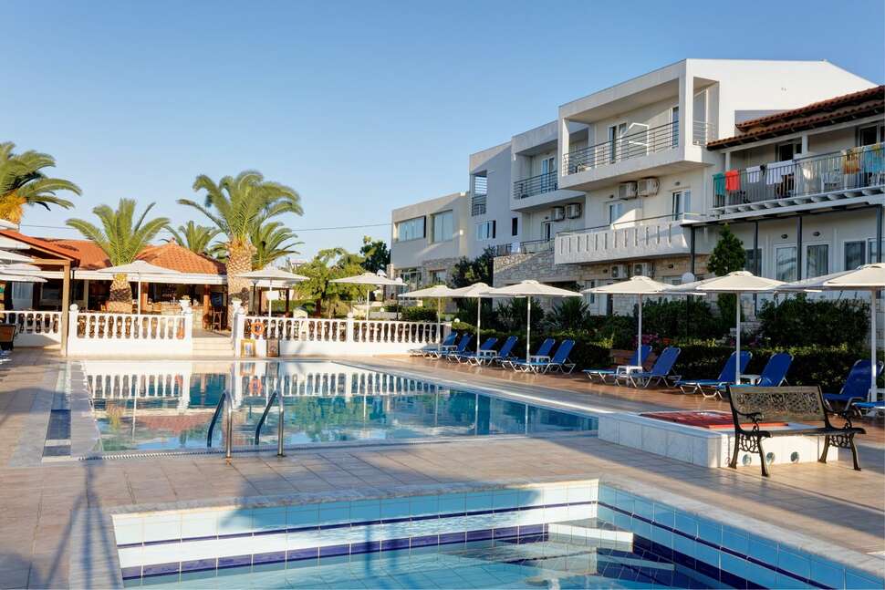 Een foto van het zwembad bij Hotel Cretan Garden