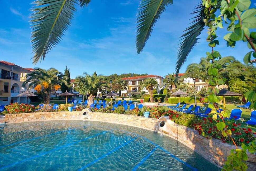 Een foto van het zwembad bij Chrousso Village Hotel