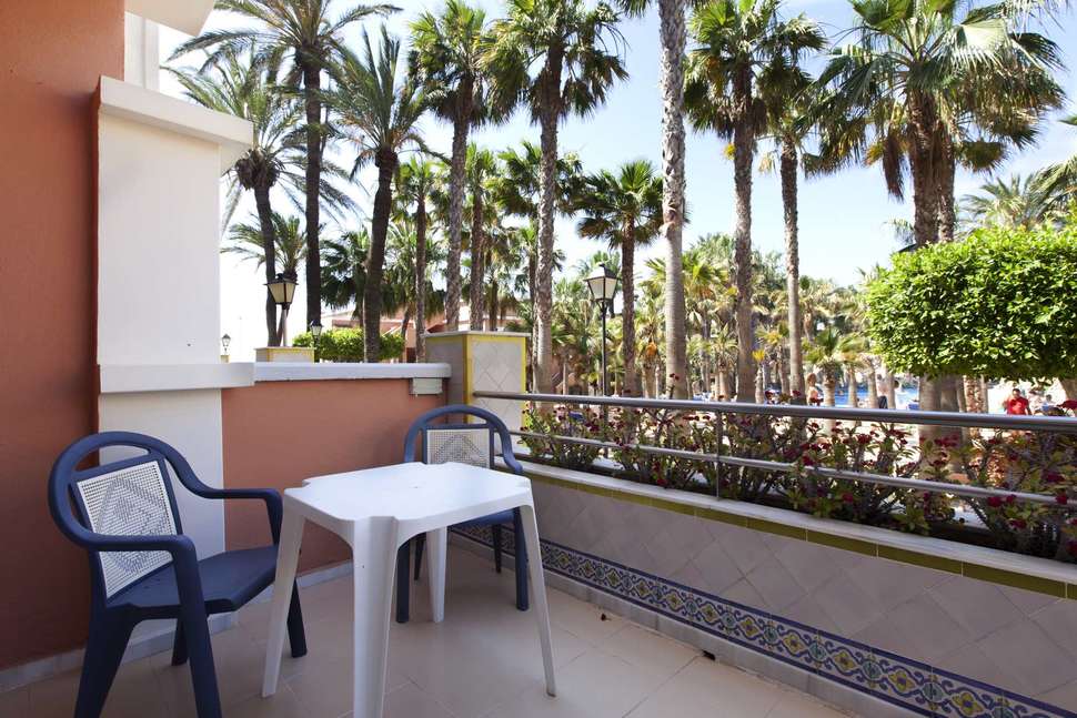 Een foto van het terras bij Hotel Playacapricho
