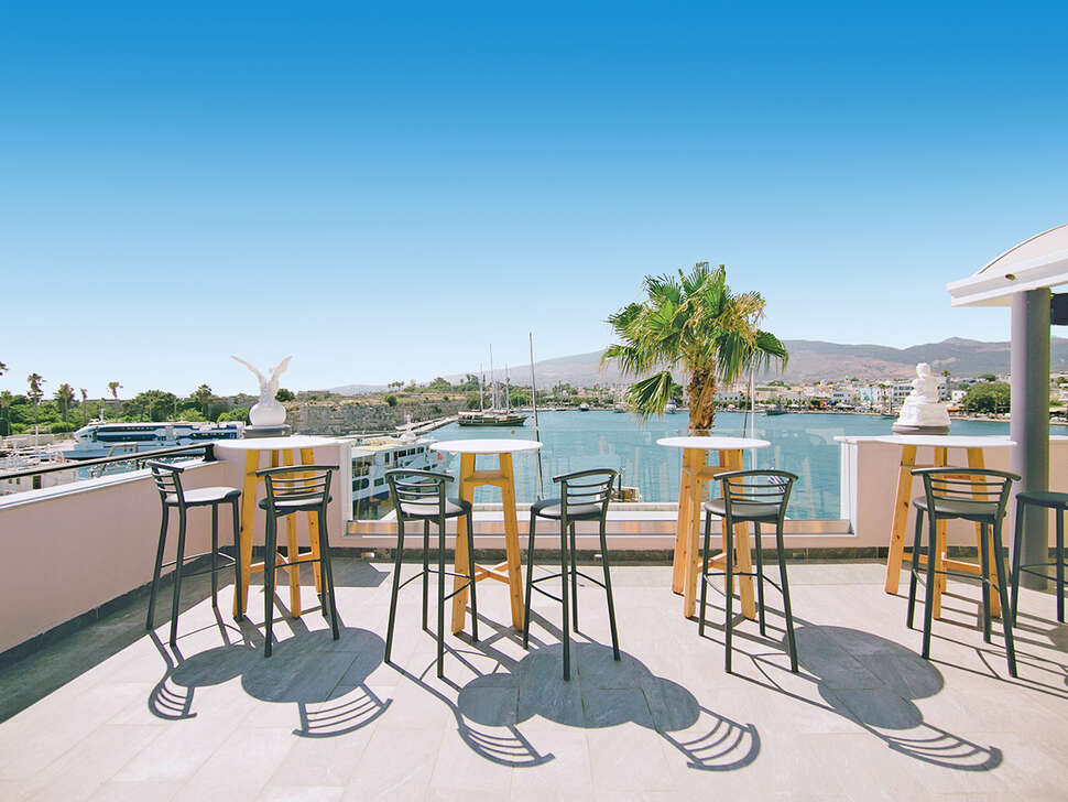 Een foto van het terras bij Kosta Palace City Hotel