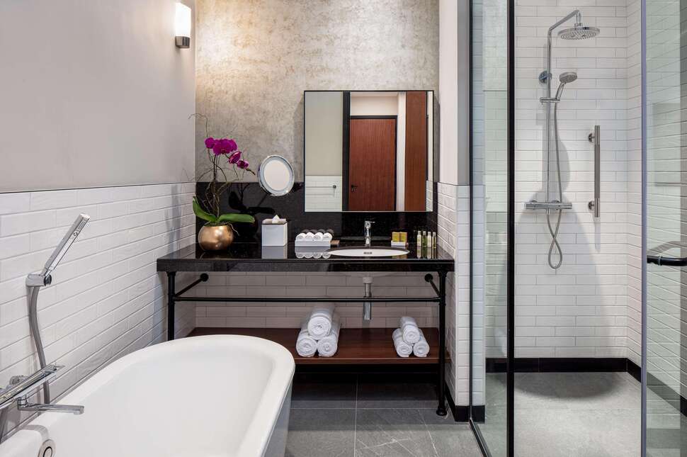 Ein Foto DoubleTree by Hilton Dubai M Square Hotel & Residences