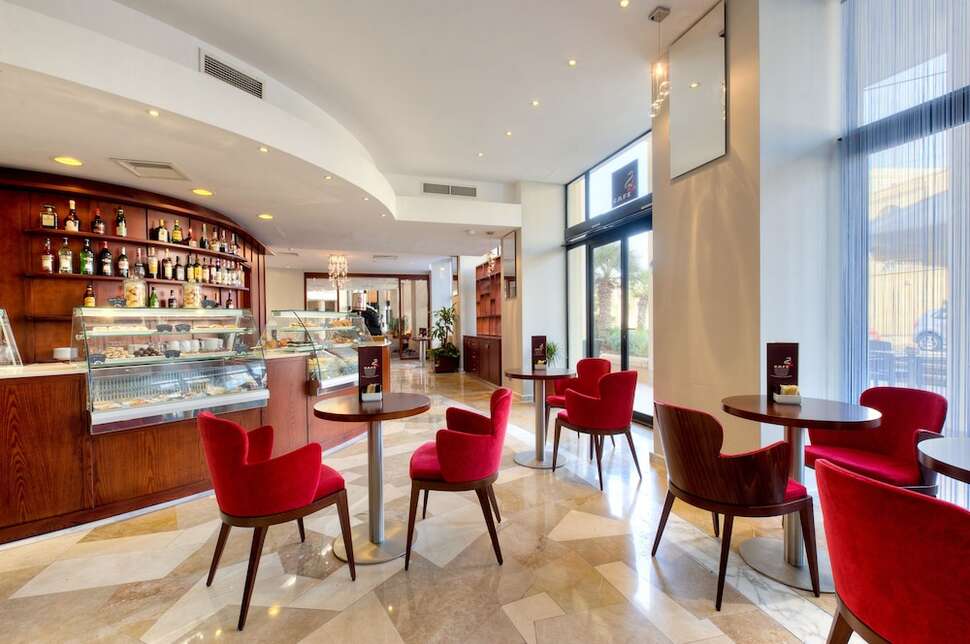 Een foto van het interieur van Verdi St. George's Bay Marina