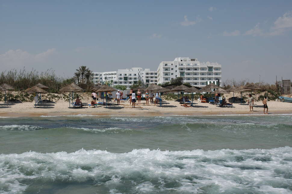 Een foto van de buitenkant van Hotel Jinene Beach