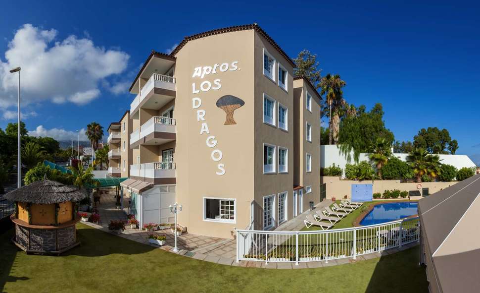 Een foto van de buitenkant van Aparthotel Dragos del Norte