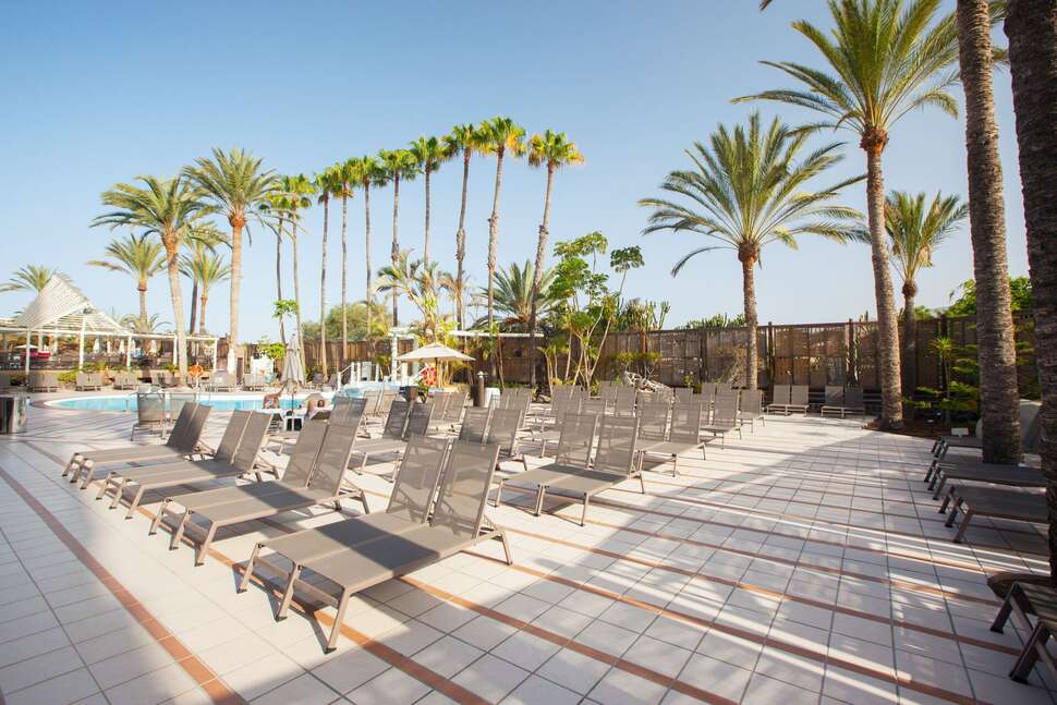 Een foto van het zwembad bij Abora Continental by Lopesan Hotels