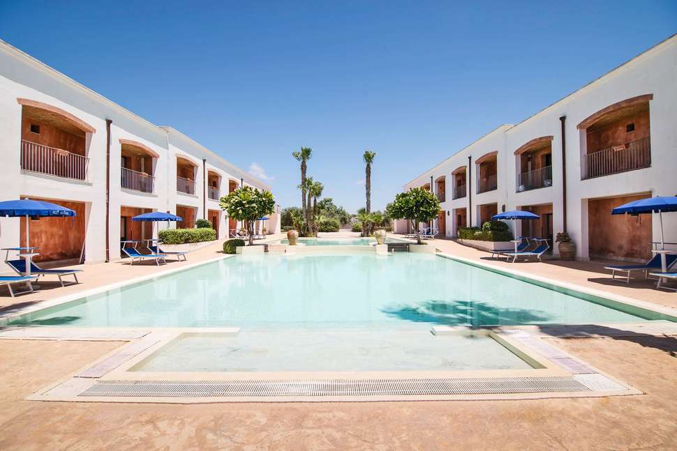 Een foto van het zwembad bij Delfino Beach Hotel