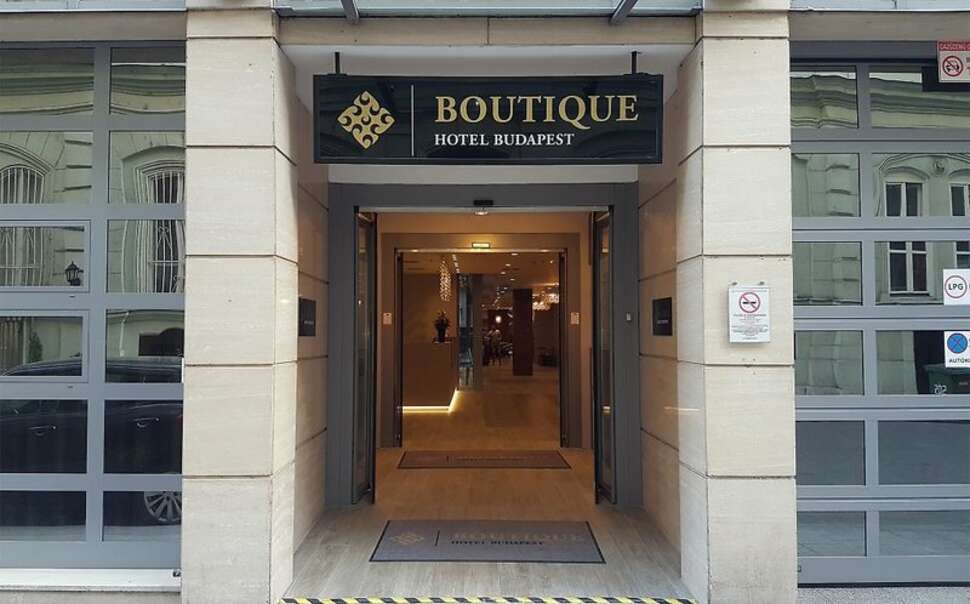 Ein Foto von der Außenansicht des Charm Hotel Budapest