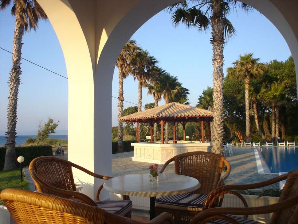 Een foto van het terras bij Andromeda Hotel Appartementen