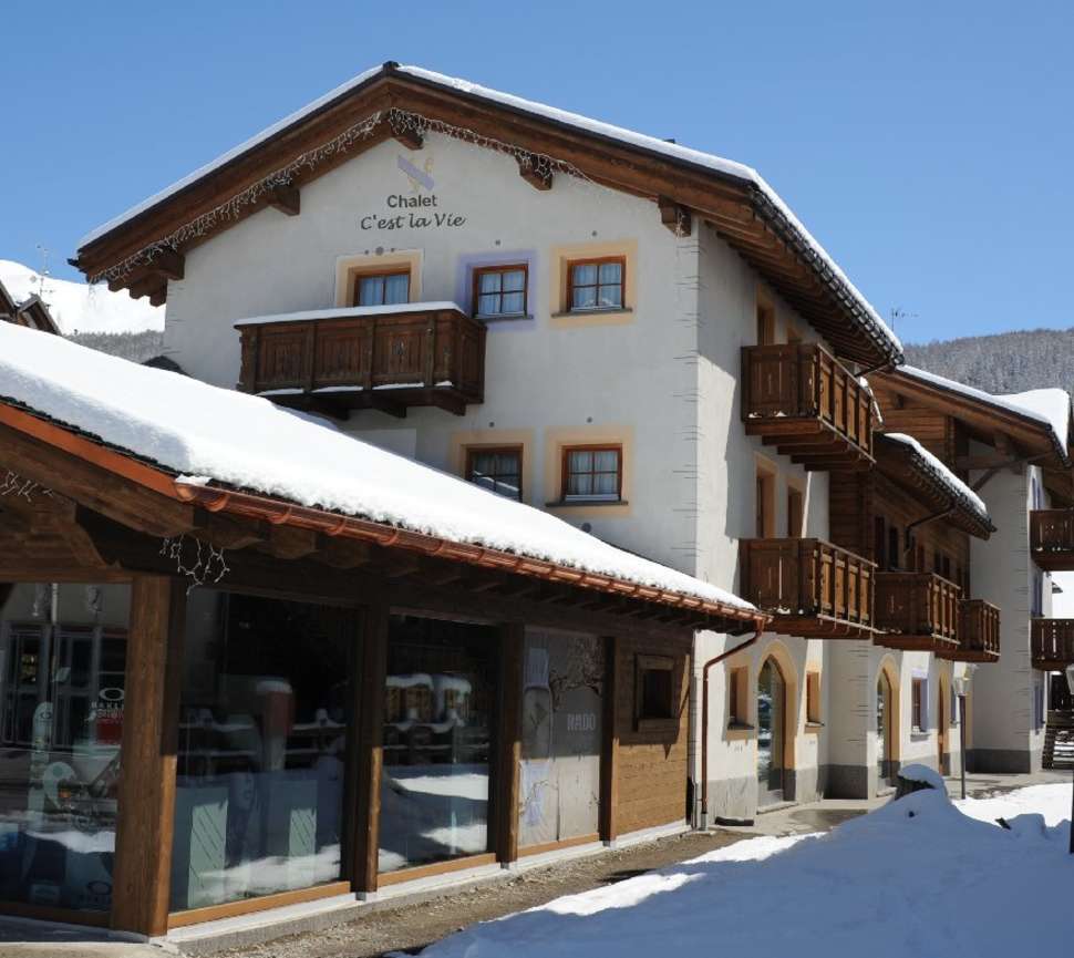 Een foto van de buitenkant van Charme Hotel Alexander