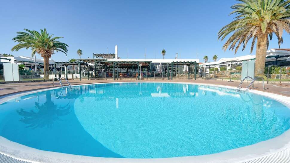 Een foto van het zwembad bij Maspalomas Lago