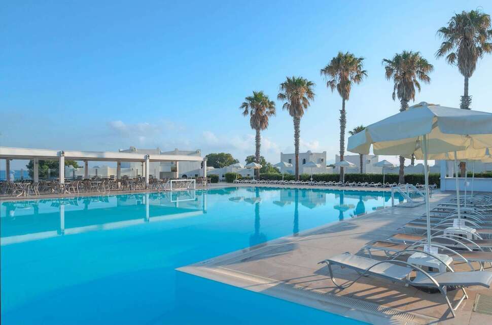 Ein Foto vom Pool im Aeolos Beach Hotel