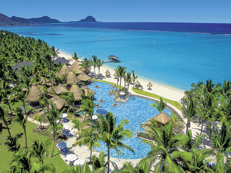 Een foto van La Pirogue A Sun Resort