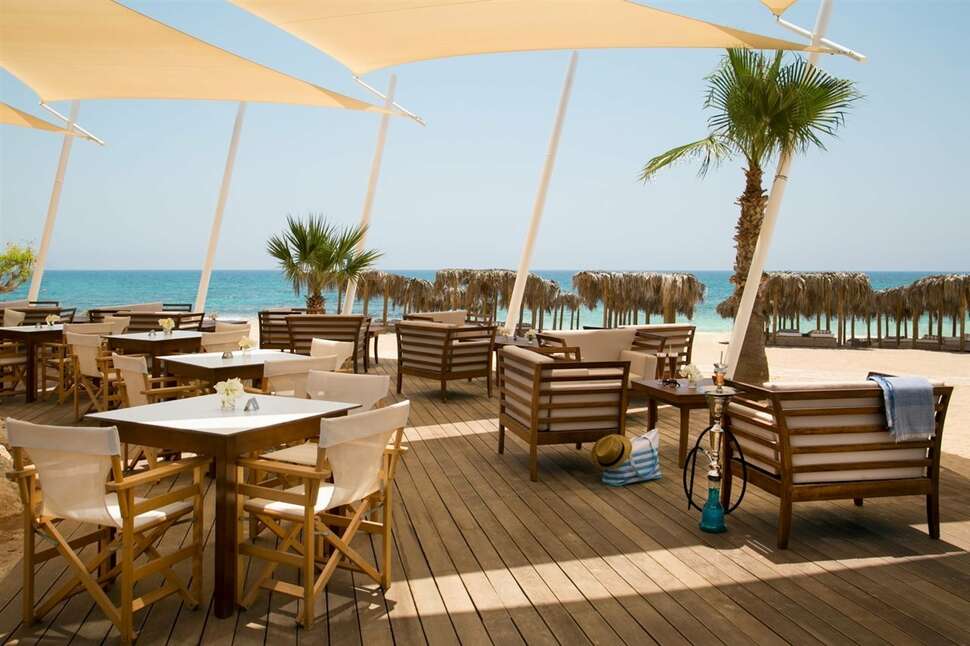 Een foto van het terras bij Asterias Beach Hotel