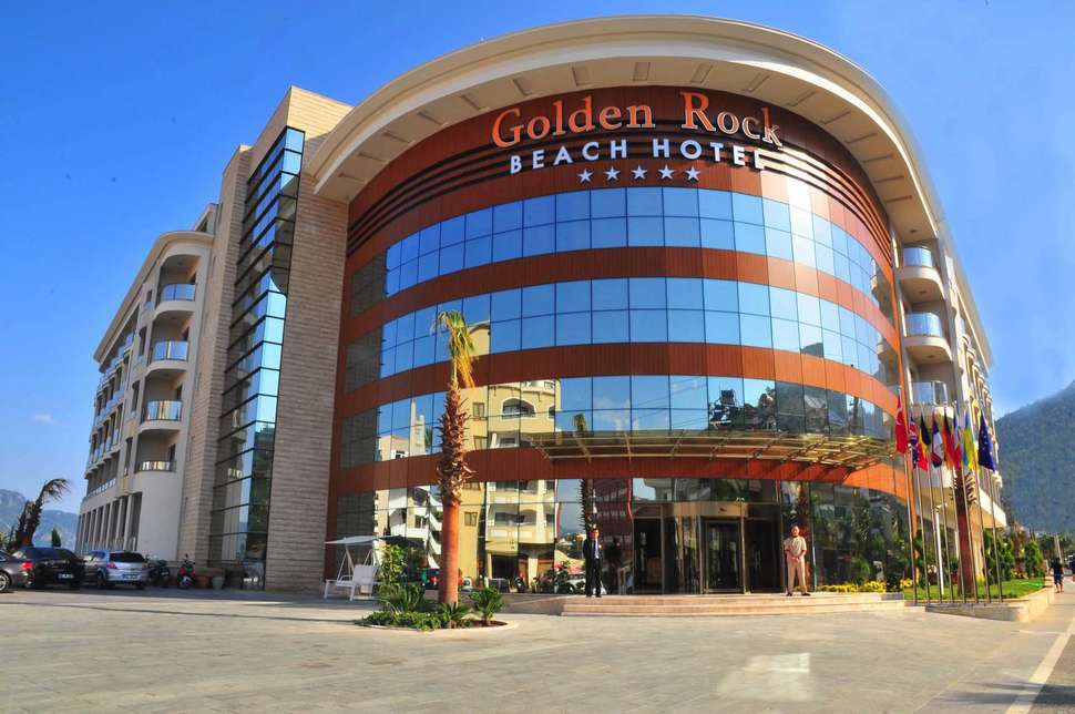 Ein Foto von der Außenansicht des Hotel Golden Rock Beach