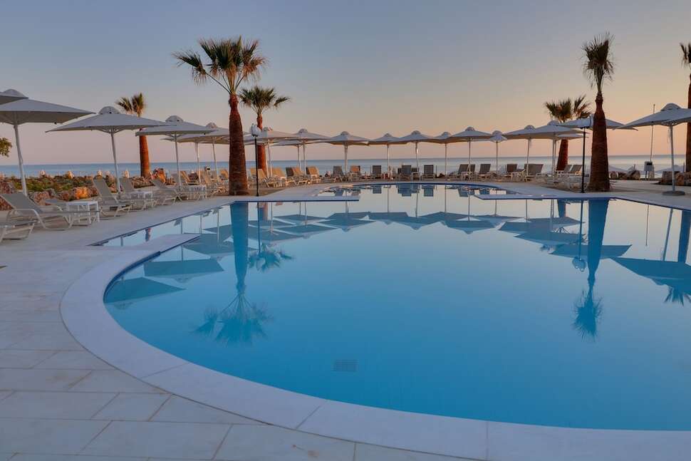 Een foto van het zwembad bij Harmony Rethymno Beach Hotel